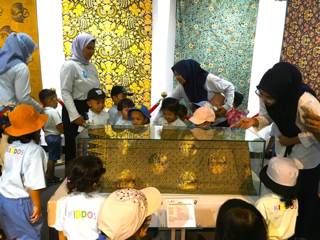 "Mengamati koleksi batik"