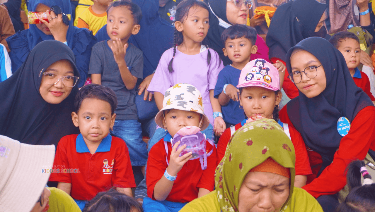 Menyaksikan pertunjukan Lumba-lumba