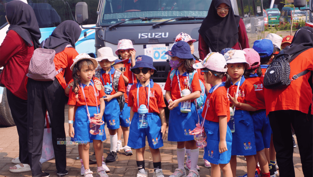 Baru turun dari bis, menuju lokasi kunjungan
